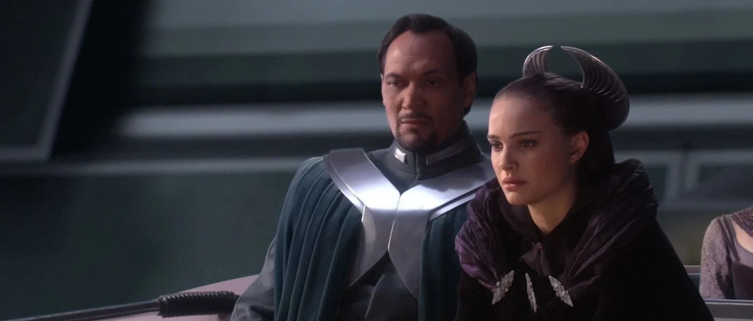 Bail Organa assiste avec Padmé Amidala à la Proclamation de l'Empire Galactique