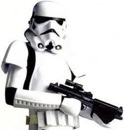 Un Stormtrooper et son Fusil Blaster E-11. 