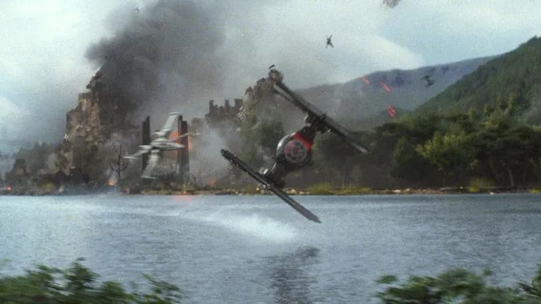 Un Chasseur TIE des Forces Spéciales poursuivi par un X-Wing T-70