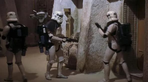 IM4-099 aidant les Sandtroopers dans Mos Eisley