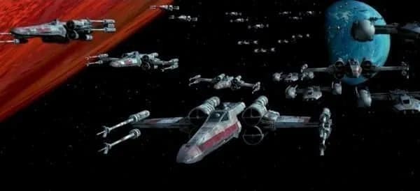 Les escadrons rebelles quittent Yavin IV pour la bataille