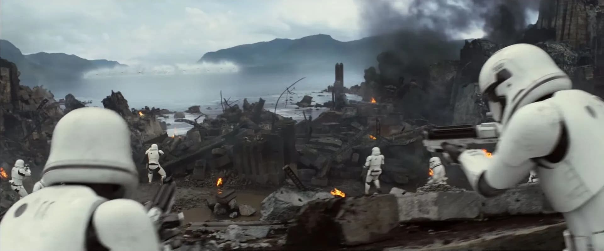Les Stormtroopers observent les X-Wing T-70 de la Résistance approcher