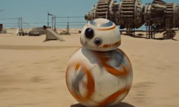 BB-8 se déplaçant dans le sable