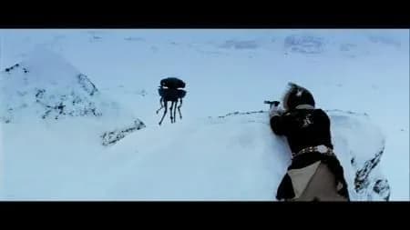 Han Solo s'apprête à tirer sur le droïde-sonde