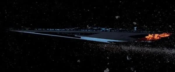 L'Executor sort du champ d'asteroïdes du système Hoth