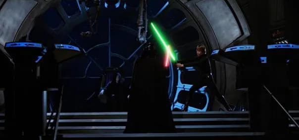 Luke Skywalker affronte son père sous le regard de l'Empereur