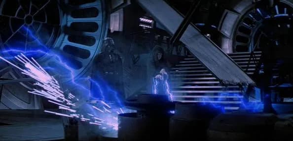 L'Empereur lance ses éclairs sur Luke Skywalker, sous le regard de Darth Vader