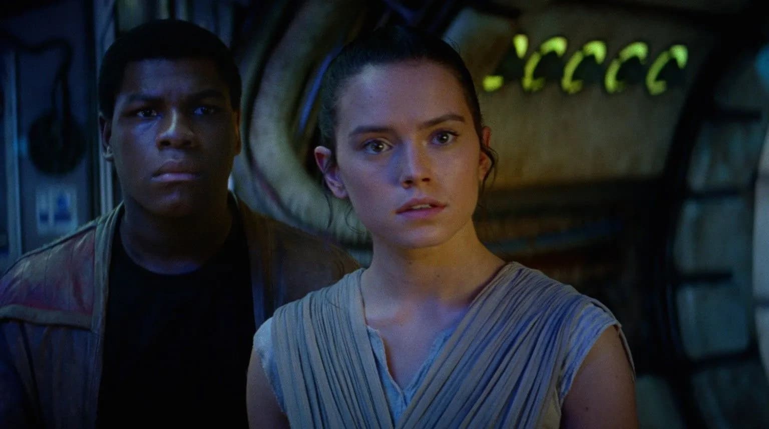 Finn et Rey écoutent attentivement les paroles de Han Solo