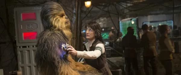 Le Docteur Kalonia apportant des soins à Chewie. 