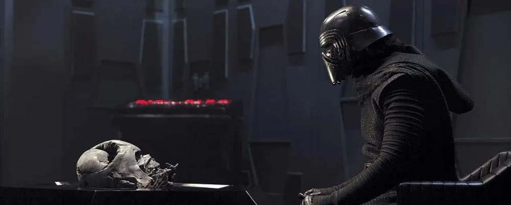 Kylo Ren médite devant le casque de Darth Vader