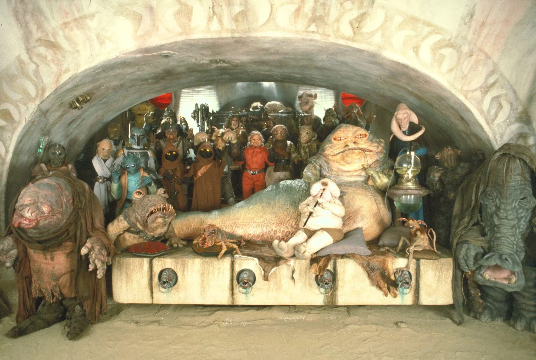 La cour de Jabba juste avant sa destitution