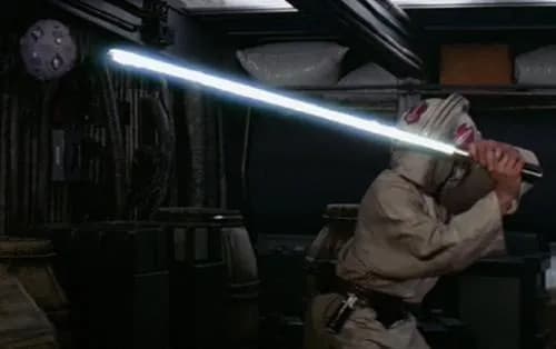 Luke Skywalker s'entraîne avec un casque de pilote visière baissée