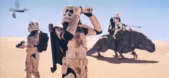 Des sandtroopers en patrouille sur Tatooine.