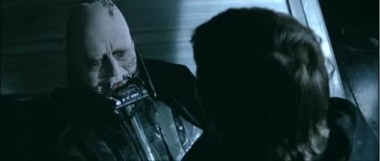 Avant de rendre son dernier souffle, Vader, redevenu Anakin, regarde son fils avec ses propres yeux.